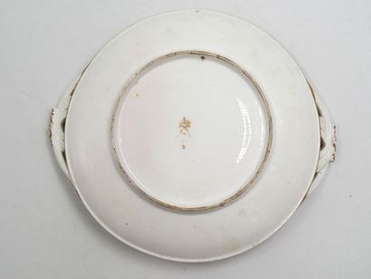 null SEVRES (porcelaine tendre) :
Bouillon couvert et son présentoir à anses en porcelaine...