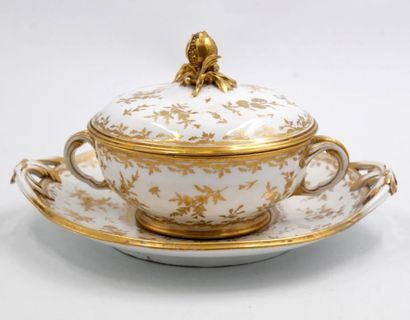 null SEVRES (porcelaine tendre) :
Bouillon couvert et son présentoir à anses en porcelaine...