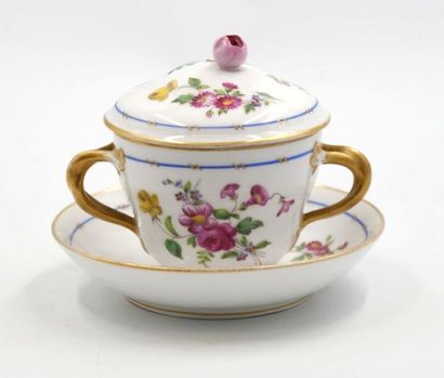 null PARIS et divers :
Service tête à tête en porcelaine à décor polychrome de guirlandes...