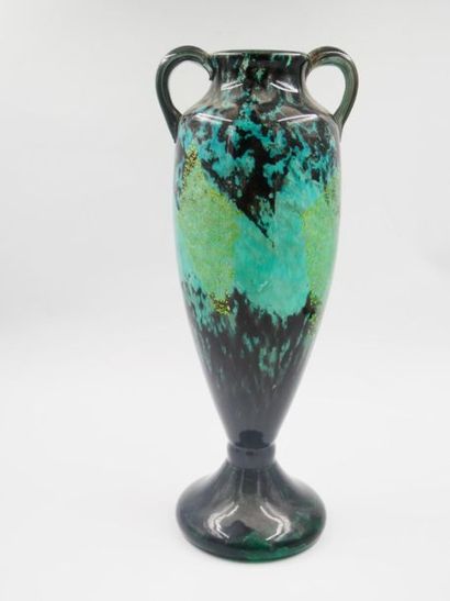 null DAUM Nancy : 
Vase balustre en verre multicouche marbré dans les tons bleu-violet,...