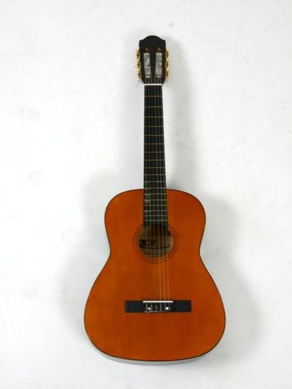 null Lot comprenant : une guitare XP Guitares et un tam-tam. 
H. : 87 et 45 cm

FRAIS...