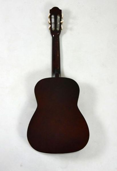 null Lot comprenant : une guitare XP Guitares et un tam-tam. 
H. : 87 et 45 cm

FRAIS...