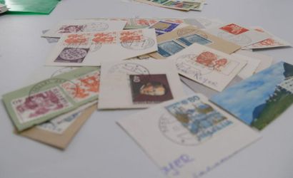 null */**/°. 1 Carton de timbres sur fragments du Monde entier + Boite à Timbres...