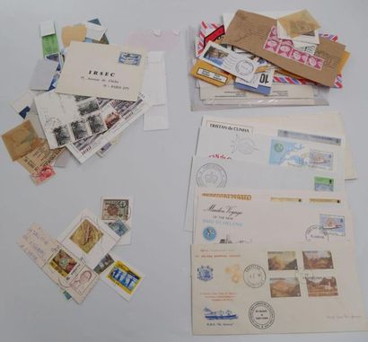 null */**/°. 1 Carton de timbres sur fragments du Monde entier + Boite à Timbres...