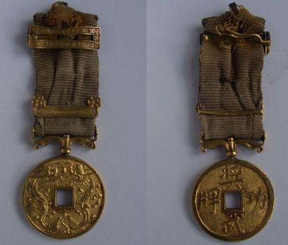 null Très rare décoration militaire en or de l'Ordre du DRAGON de Chine.
Créé par...