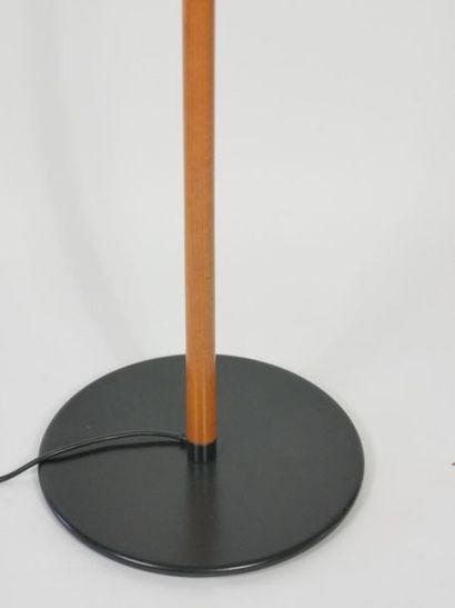null Ensemble de mobilier de bureau comprenant : 
- Un lampadaire - H. : 180 cm
-...