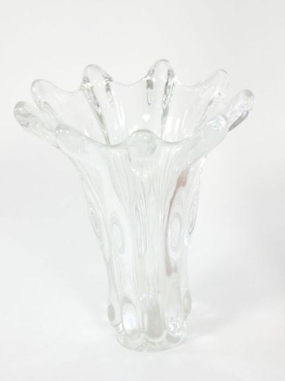 null VERRERIE : 
- Vase à bords cotelés - H. 37 cm 
- Vase à long col en verre teinté...