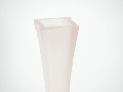 null VERRERIE : 
- Vase à bords cotelés - H. 37 cm 
- Vase à long col en verre teinté...