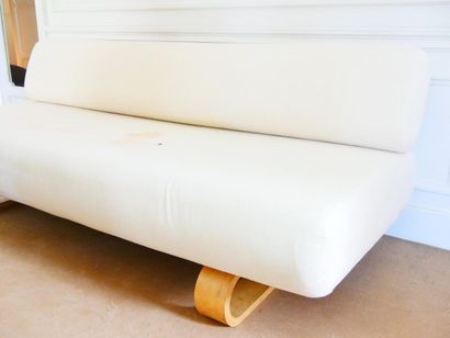 null IKEA
Banquette formant un lit 
Piétement en contreplaqué 
73 x 200 x 94 cm

Sans...