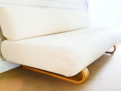 null IKEA
Banquette formant un lit 
Piétement en contreplaqué 
73 x 200 x 94 cm

Sans...
