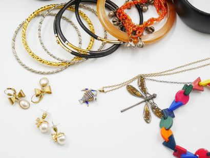 null Ensemble de bijoux fantaisie comprenant : 
- 13 bracelets rond rigides en résine...