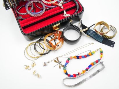 null Ensemble de bijoux fantaisie comprenant : 
- 13 bracelets rond rigides en résine...