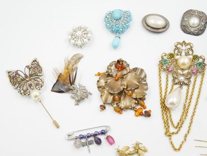 null Ensemble de 19 broches fantaisie en métal agrémenté de perles, pierres, plumes...