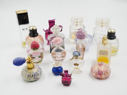 null PARFUM : 
Lot de 18 flacons et miniatures de parfums dont : 
- GUERLAIN 
- NINA...