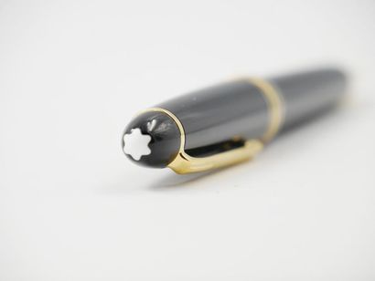 null MONTBLANC :
Meisterstück Legrand
Stylo bille noir, attributs dorés. 

Très bon...