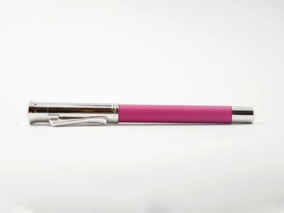 null FABER-CASTELL : 
Collection classique
Stylo plume, le corps en résine rose guillochée,...