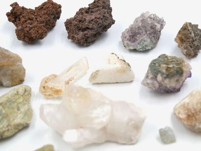 null Lot de vingt-trois pierres dures diverses dont quartz, améthyste, turquoises...