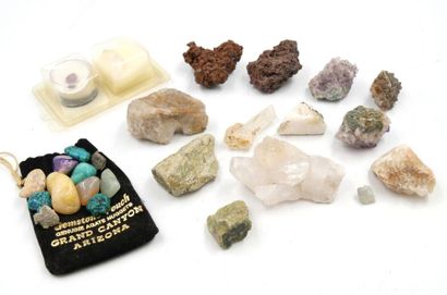 null Lot de vingt-trois pierres dures diverses dont quartz, améthyste, turquoises...