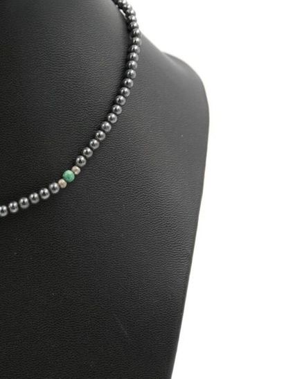 null Collier de perles fantaisie ras de cou. 
L. : 38 cm