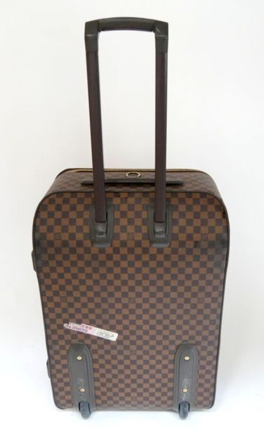 null LOUIS VUITTON, Paris
Valise à roulettes modèle PEGASE en toile Damier et cuir...