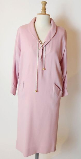 null Pierre CARDIN BOUTIQUE
Robe droite en crêpe de laine rose pâle, col châle plongeant...