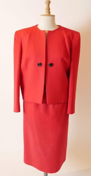 null Pierre CARDIN Boutique
Tailleur jupe en lainage rouge composé d'une veste courte...