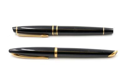 null WATERMAN 
Parure en bakélite noir et attributs dorés comprenant un stylo plume...