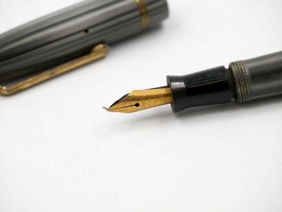 null Ensemble de quatre stylos classiques comprenant : 
Deux stylos plumes et deux...