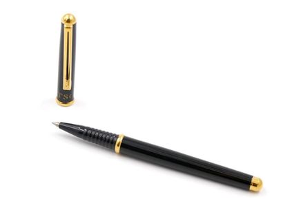 null Ensemble de quatre stylos classiques comprenant : 
Deux stylos plumes et deux...