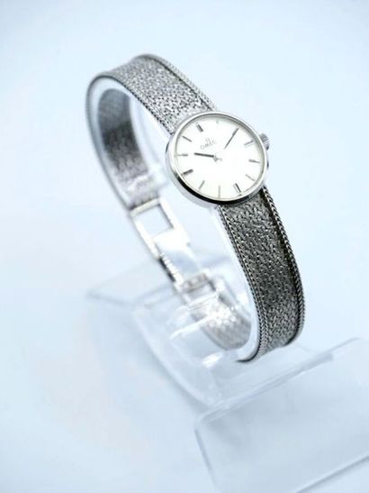 null OMEGA :
Montre-bracelet de dame en or blanc 750 millièmes.
Poids brut : 22,65...