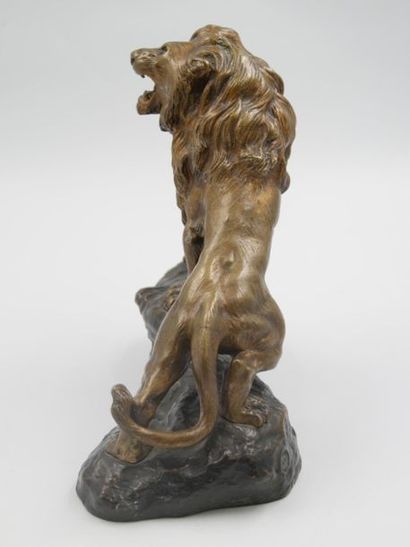 null Thomas François CARTIER (1879-1943) : 
Lion rugissant
Épreuve en bronze à patine...