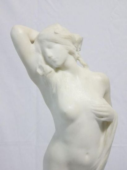 null Jesus Frutoso CONTRERAS (1866-1902) : 
L'éveil
Épreuve en marbre blanc signée...