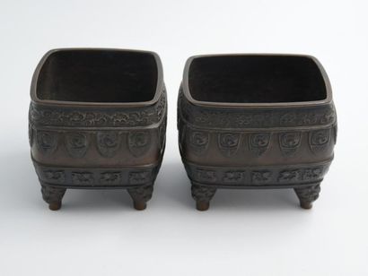 null CHINA - XIXth century : 
Pair of bronze perfume burners. 
7,8 x 10 x 8,5 cm...