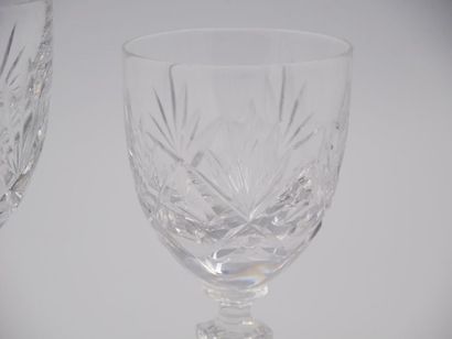 null Crystal KASPAR 
Hand-cut crystal serving piece comprising : 
- Two red 
wine...