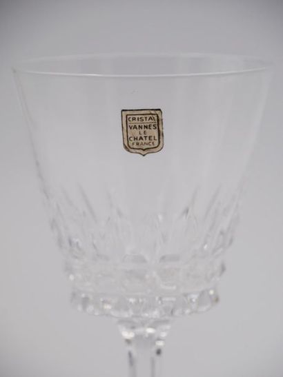 null Cristallerie VANNES LE CHATEL Cut crystal serving 
part comprising : 
- a water...