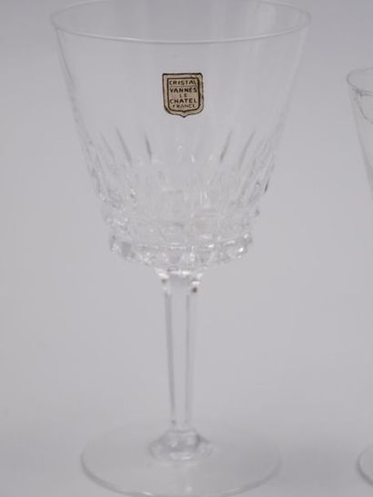 null Cristallerie VANNES LE CHATEL Cut crystal serving 
part comprising : 
- a water...