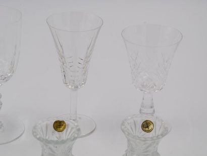 null A set of mismatched cut crystal glasses comprising : 
- two champagne
flutes...