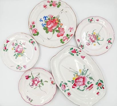 null SAINT AMAND
Set of four decorative plates and an oval dish with fretworked edges...