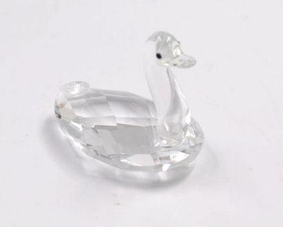 null Set of glass subjects comprising : 
- a cat, H.: 17 cm;
- a fish, H.: 11 cm;
-...