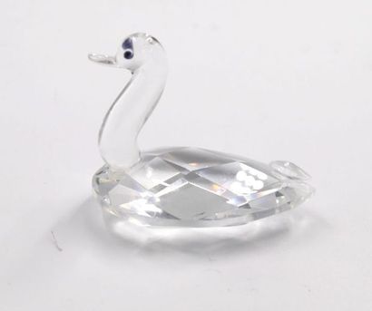 null Set of glass subjects comprising : 
- a cat, H.: 17 cm;
- a fish, H.: 11 cm;
-...