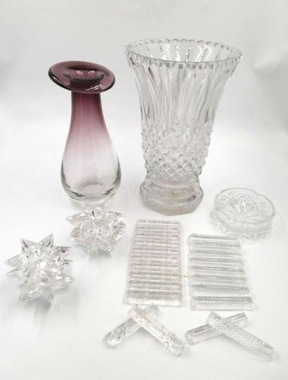 null A glass and crystal set comprising : 
- CHRISTALLERIE DE LORRAINE: six candleholders...