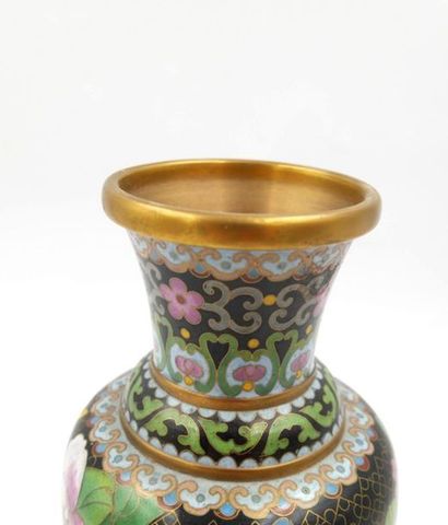 null A set of bronze and cloisonné enamels objects comprising :
- a baluster-shaped...