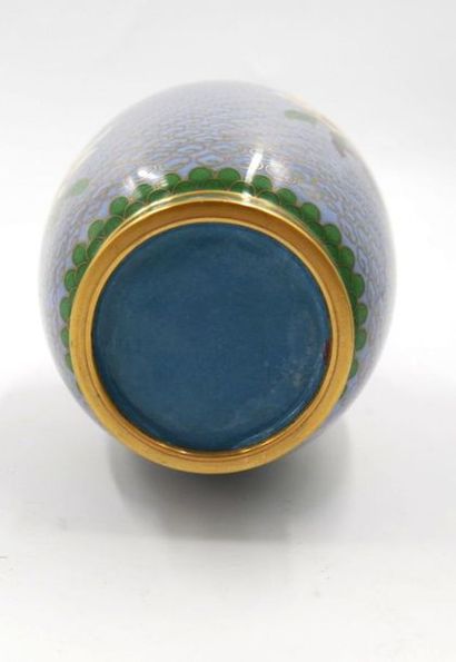 null A set of bronze and cloisonné enamels objects comprising :
- a baluster-shaped...
