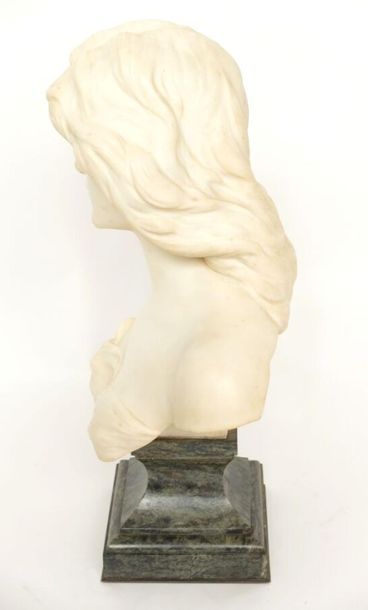 null École Fin XIXe - Début XXe siècle 
Buste de jeune femme drapée
Sculpture en...