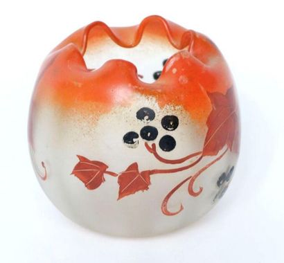 null LEGRAS 
Vase boule à col festoné en verre banc et orange à décor peint de feuillages...