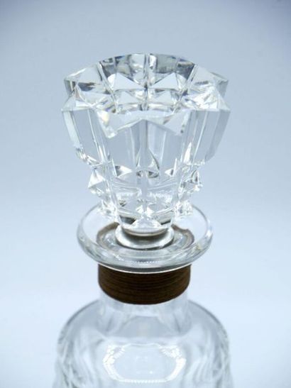 null BACCARAT Cut crystal
decanter
Cachet Baccarat on the reverse 
side H.: 19.5...