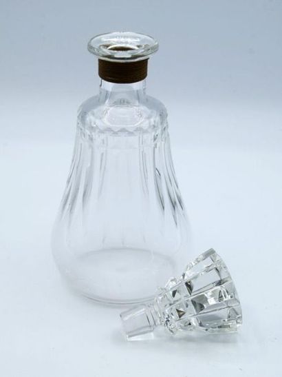 null BACCARAT Cut crystal
decanter
Cachet Baccarat on the reverse 
side H.: 19.5...
