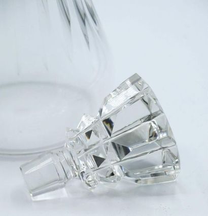 null BACCARAT Cut crystal
decanter
Cachet Baccarat on the reverse 
side H.: 19.5...