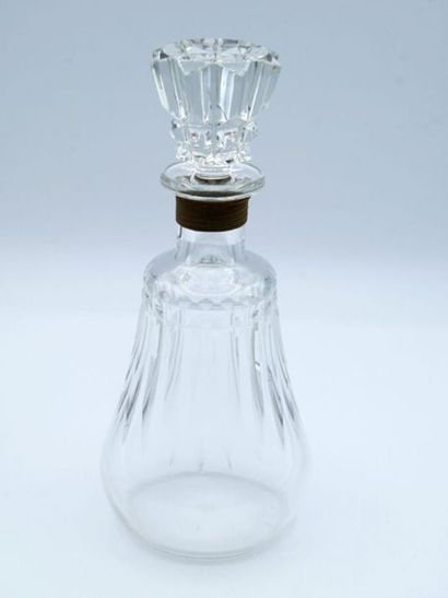 null BACCARAT Cut crystal
decanter
Cachet Baccarat on the reverse 
side H.: 19.5...