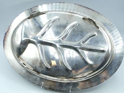 null A set of silver plated metal objects comprising : 
- an oval dish in the Rocaille...